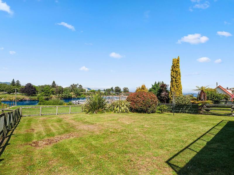 Central Riverside Retreat - Taupo Holiday Home - image 22