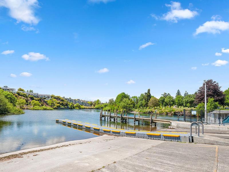 Central Riverside Retreat - Taupo Holiday Home - image 6