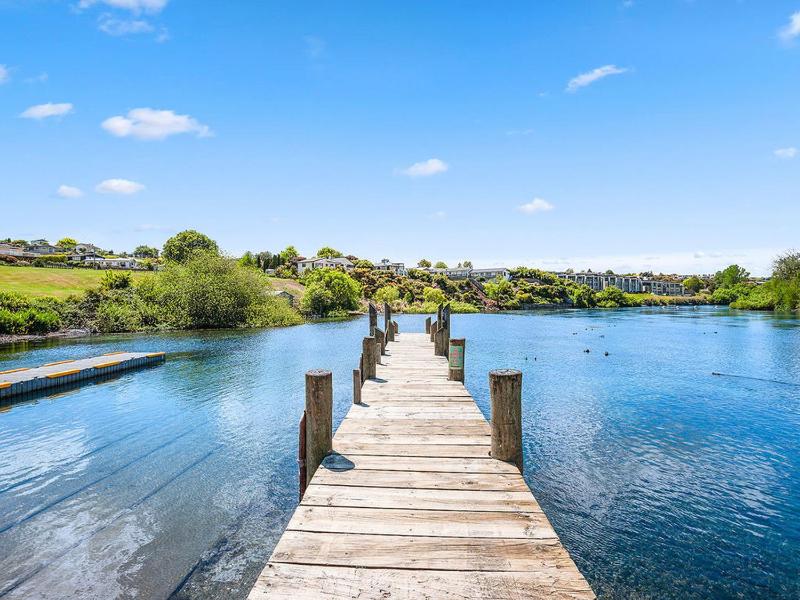 Central Riverside Retreat - Taupo Holiday Home - image 2