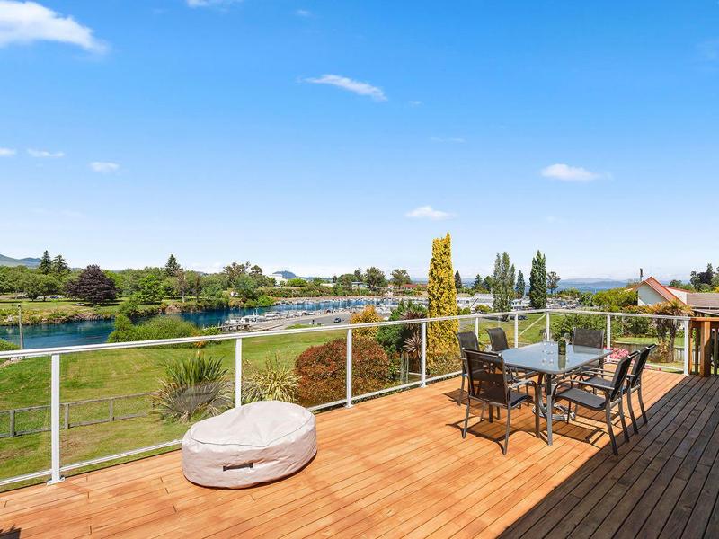 Central Riverside Retreat - Taupo Holiday Home - image 25