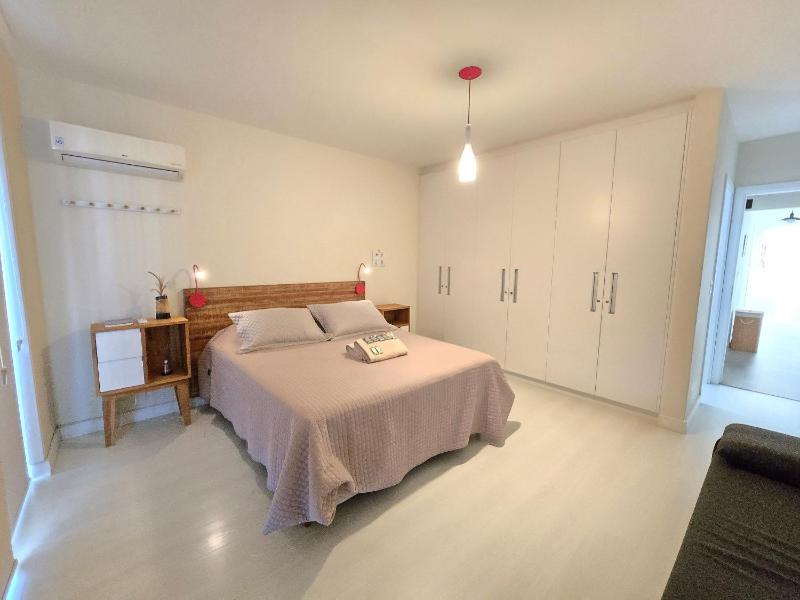 Oceanfront 4 Suite Apartment in Downtown Balneário Camboriú - image 2