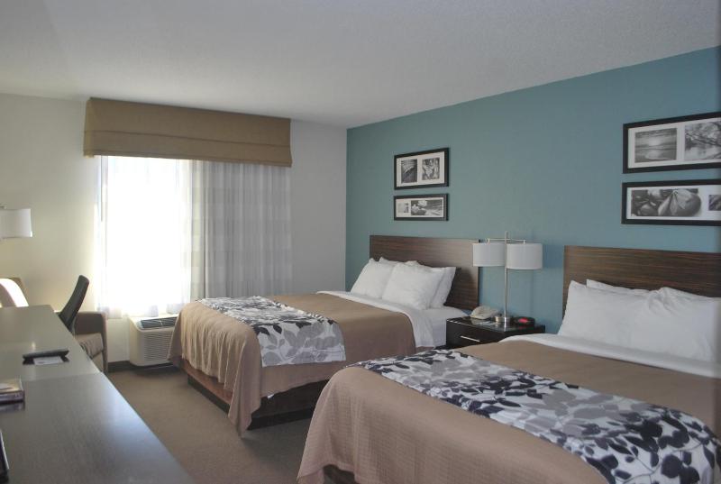 Queen Room with Two Queen Beds - Non-Smoking image 1