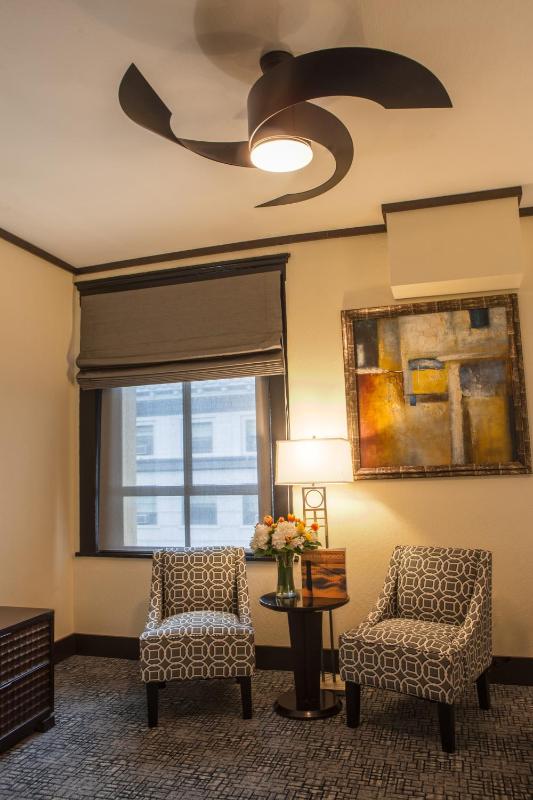 Standard King Room image 2