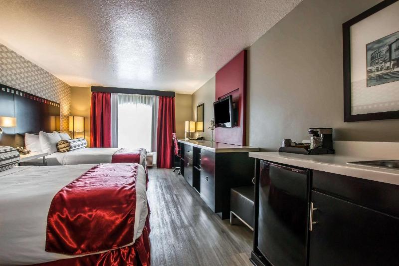 Standard Room, 2 Queen Beds, Non Smoking image 3
