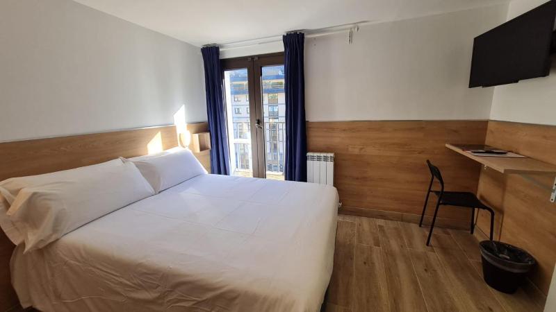 Double Room with Balcony image 3