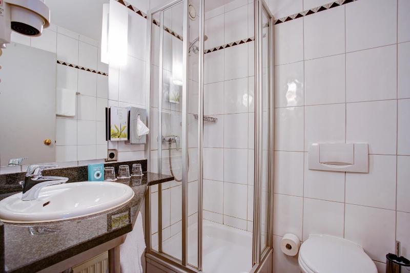 Family Room with One Double Bed and One Single Bed image 2