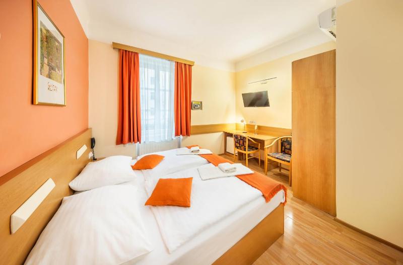 Double or Twin Room image 3