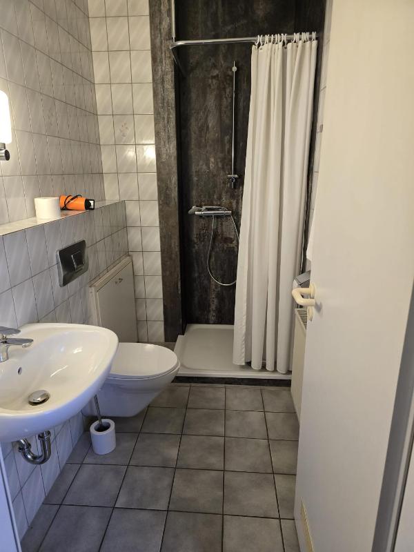 Single Room image 3