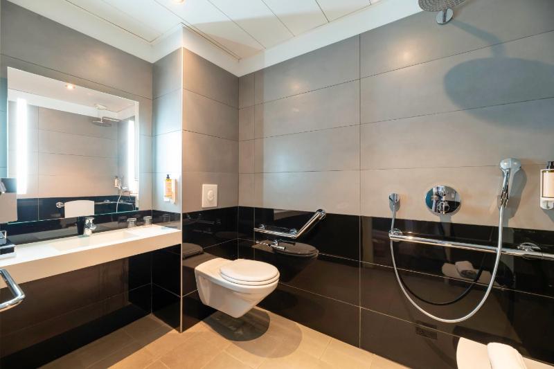 Superior accessible Room with One Double Bed image 3