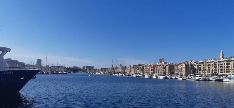 Appartement spacieux à Marseille - 90 m² avec vue sur la ville - image 9