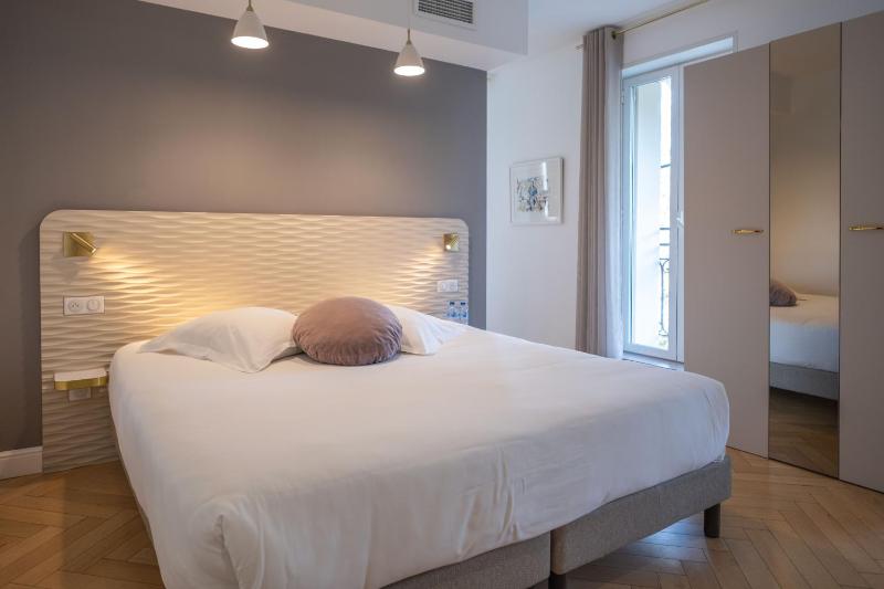 Suite with City View image 3