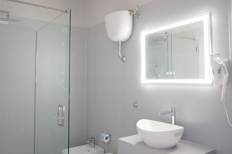Deluxe King Room image 4