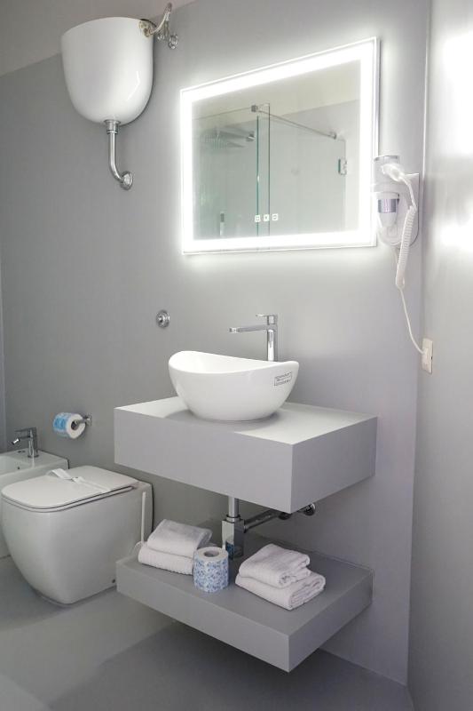 Deluxe King Room image 3