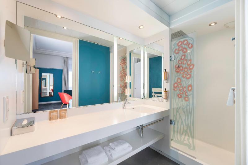 Privilege Room with 1 Double Bed & 1 Single Bed image 2