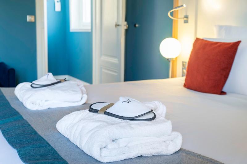 Privilege Room with 1 Double Bed & 1 Single Bed image 3