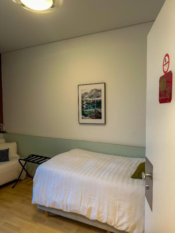 Single Room image 4