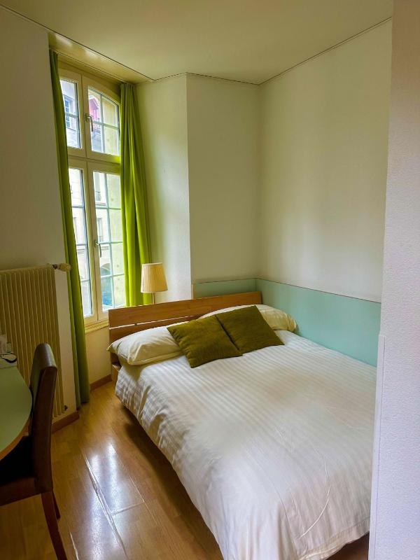 Standard Queen Room image 3