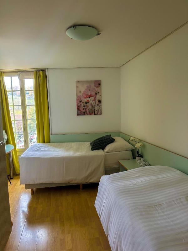 Twin Room image 4