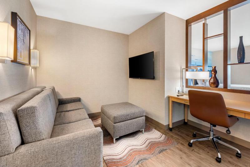 Queen Suite with Two Queen Beds and Sofa Bed - Non-Smoking image 2