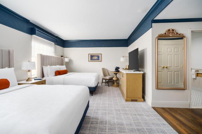 Standard Double Room with Two Double Beds image 2