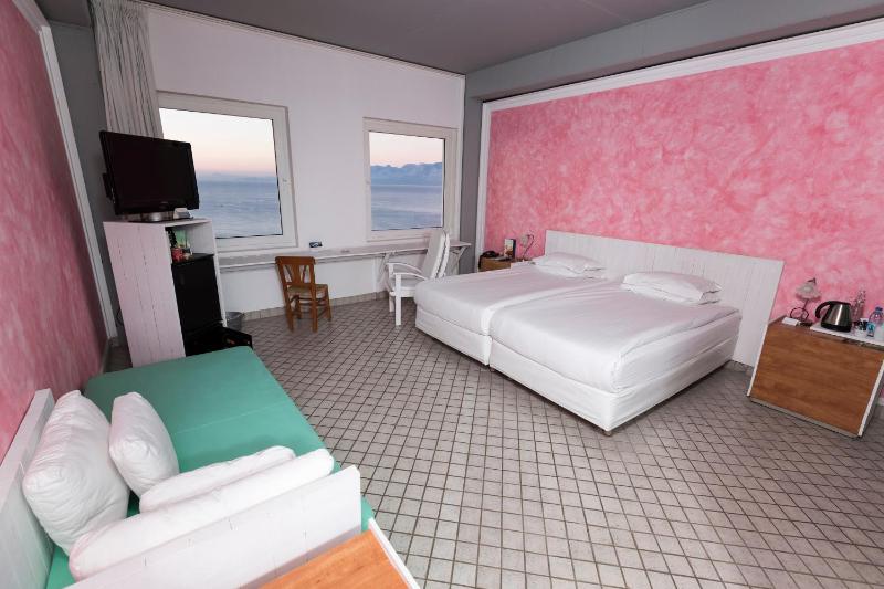 Triple Room with Sea View image 3