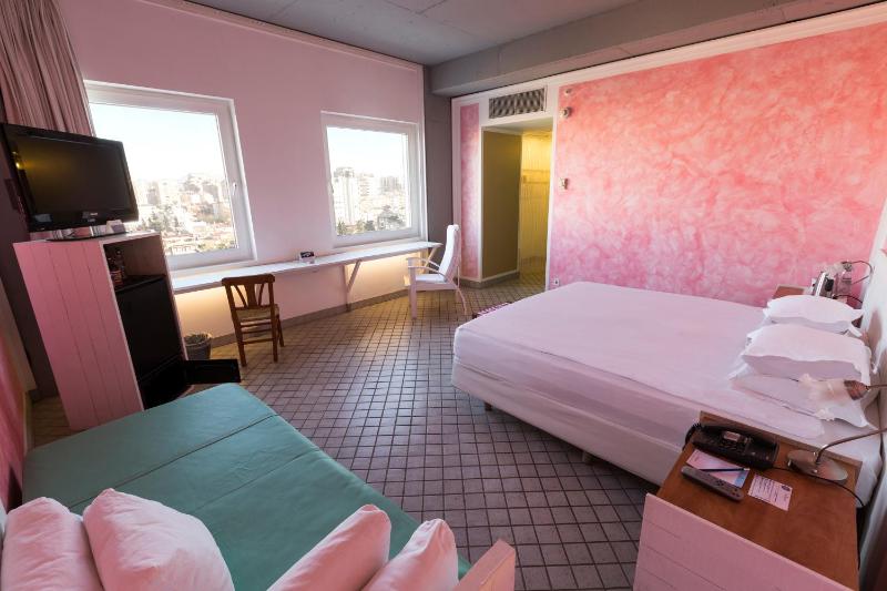 Triple Room with City View image 3