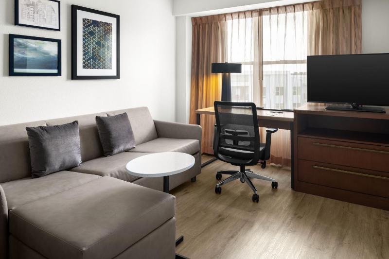 One-Bedroom Queen Suite with Sofa Bed image 4