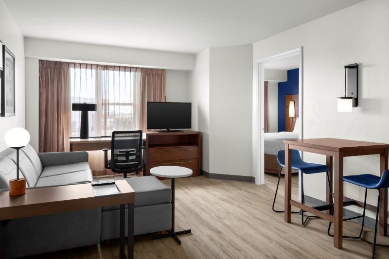 One-Bedroom Queen Suite with Sofa Bed image 3