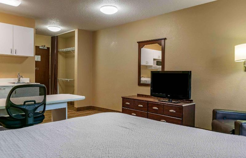 Queen studio with 1 Queen Bed - Disability Access/Non-Smoking image 4