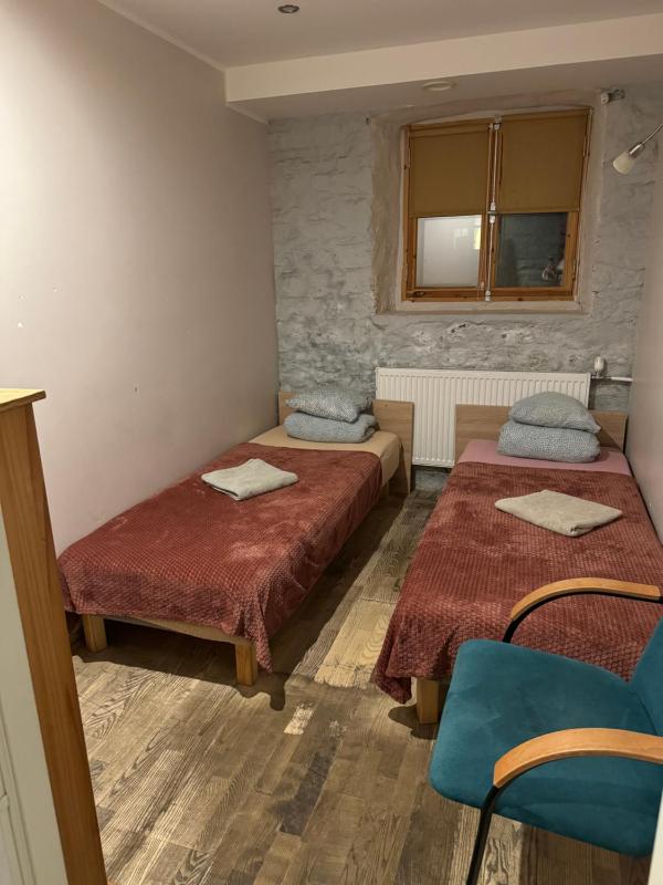 Budget Twin Room - Semi-Basement Floor image 3