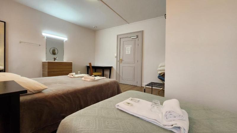 Triple Room with Shared Bathroom image 4