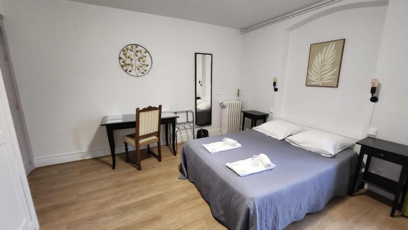 Triple Room with Shared Bathroom image 2