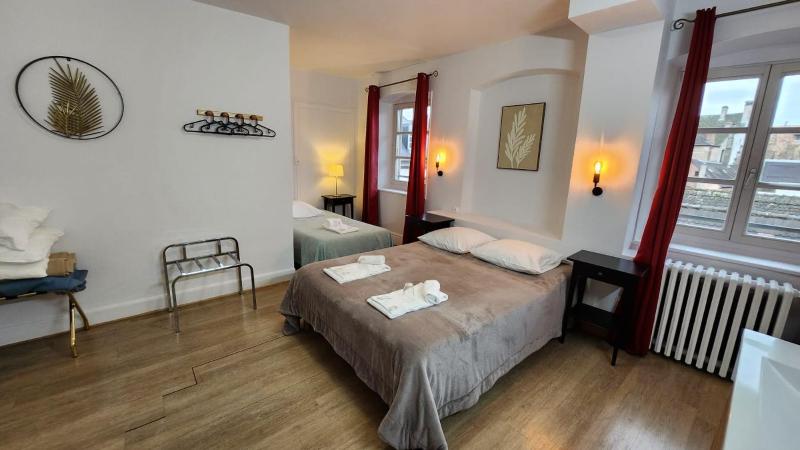 Triple Room with Shared Bathroom image 3