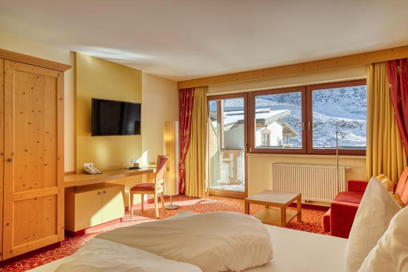 Junior Suite with Mountain View image 4