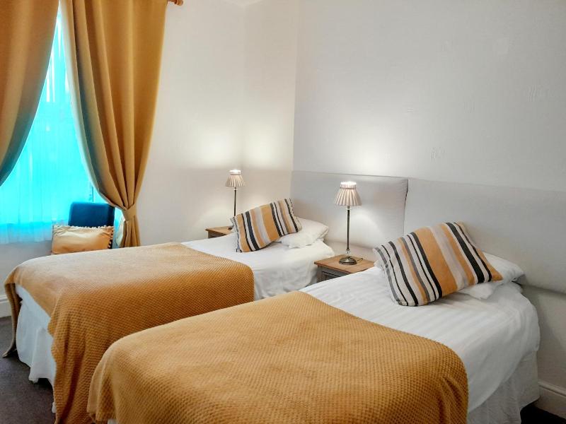 Twin Room image 1