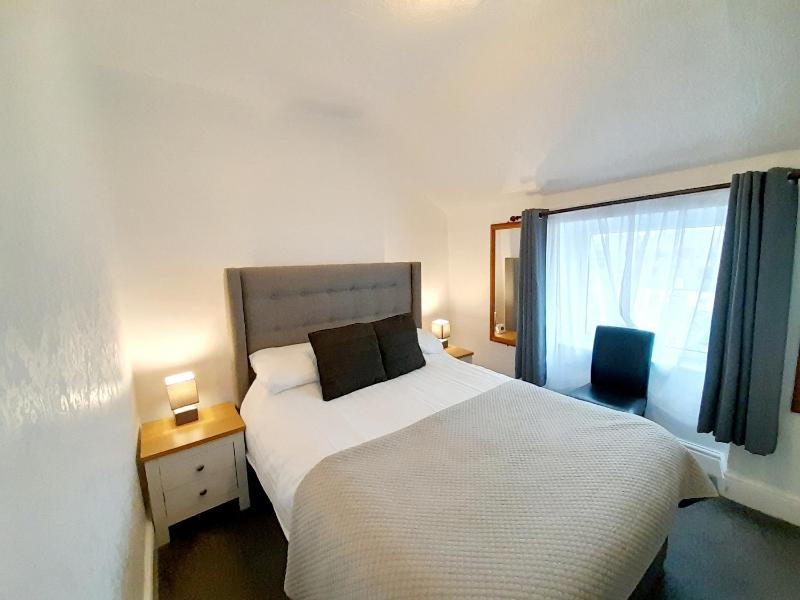 Small Double Room (Third Floor) image 2