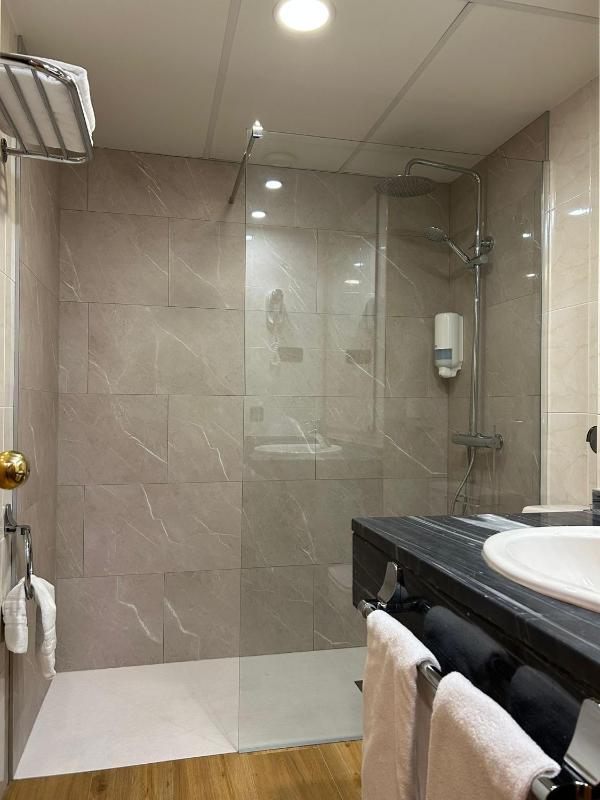 Deluxe Double Room image 4