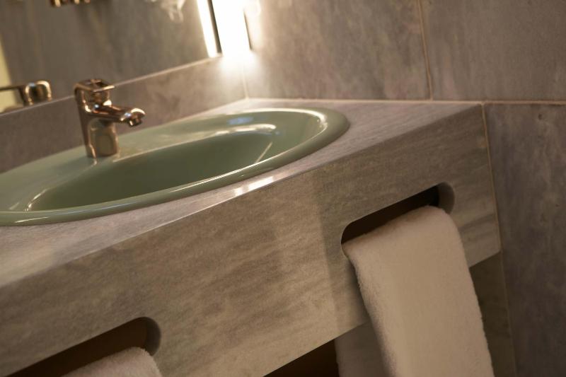 Twin Room with Bath image 1