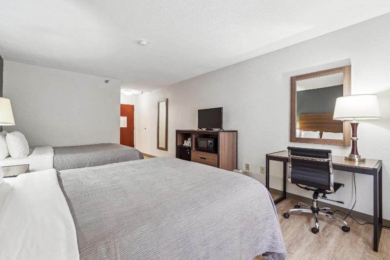 Queen Room with Two Queen Beds - Non-Smoking image 2