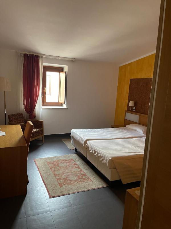 Standard Double Room image 4