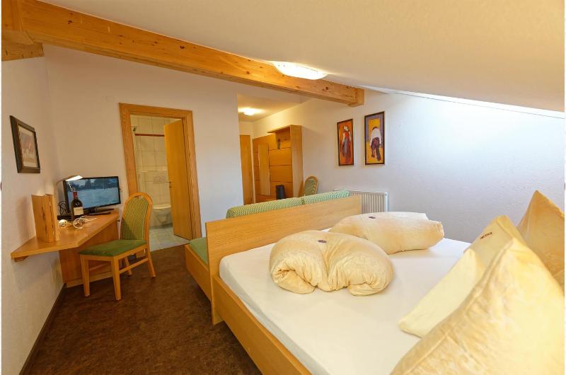 Double Room image 4
