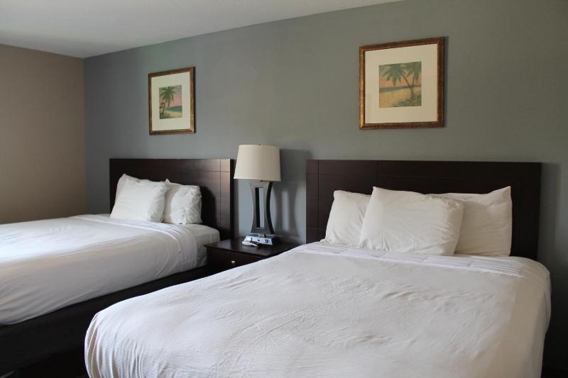 Queen Room with Two Queen Beds Non Smoking image 2