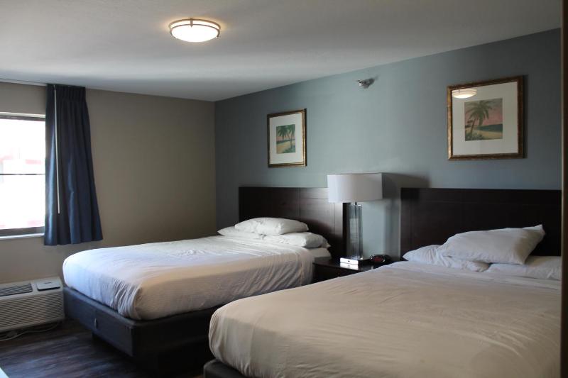 Queen Room with Two Queen Beds with Balcony and Pool View image 2