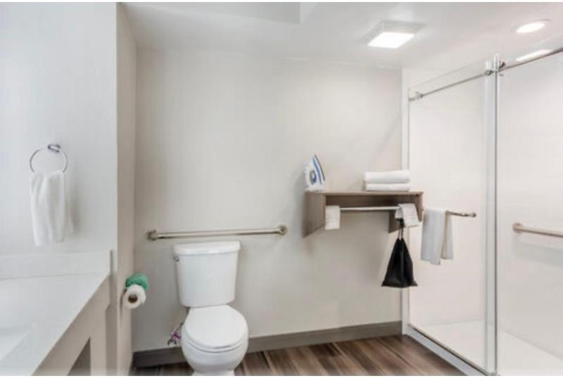 Single Room with Bathroom image 1