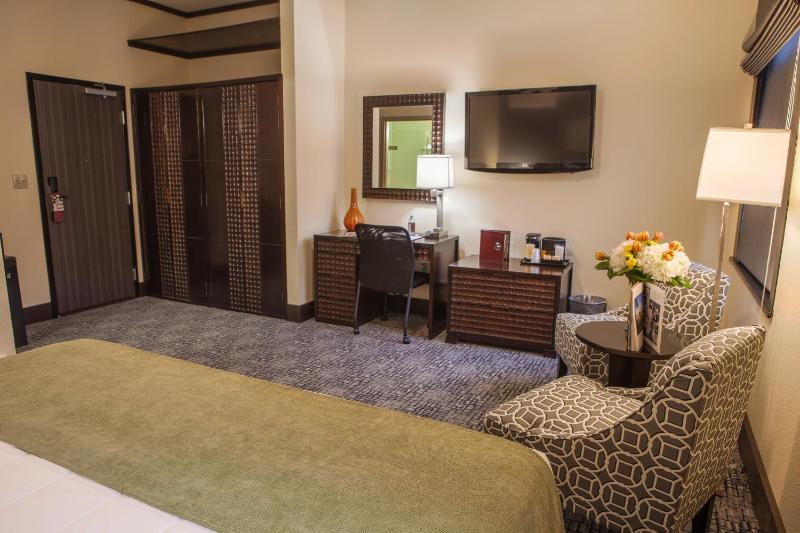 Standard King Room image 3