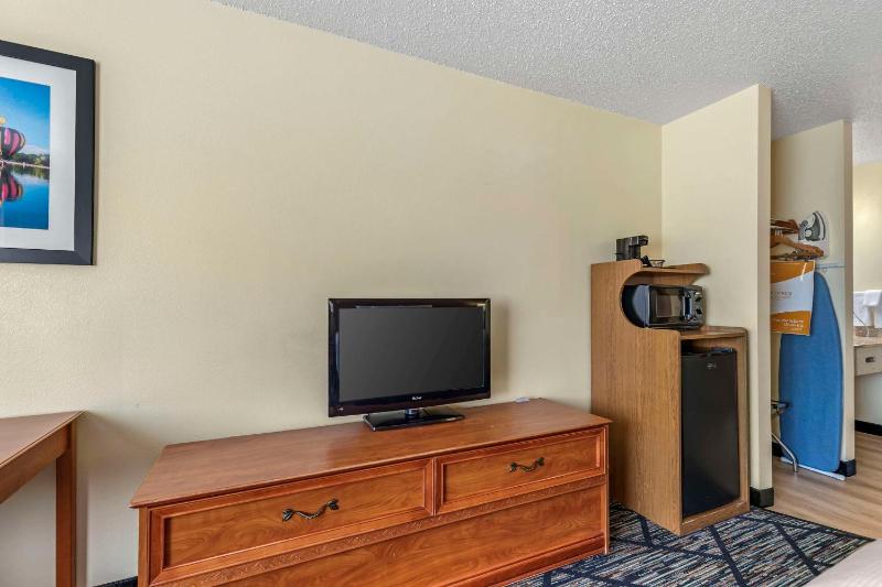  King Room - Non-Smoking  image 1