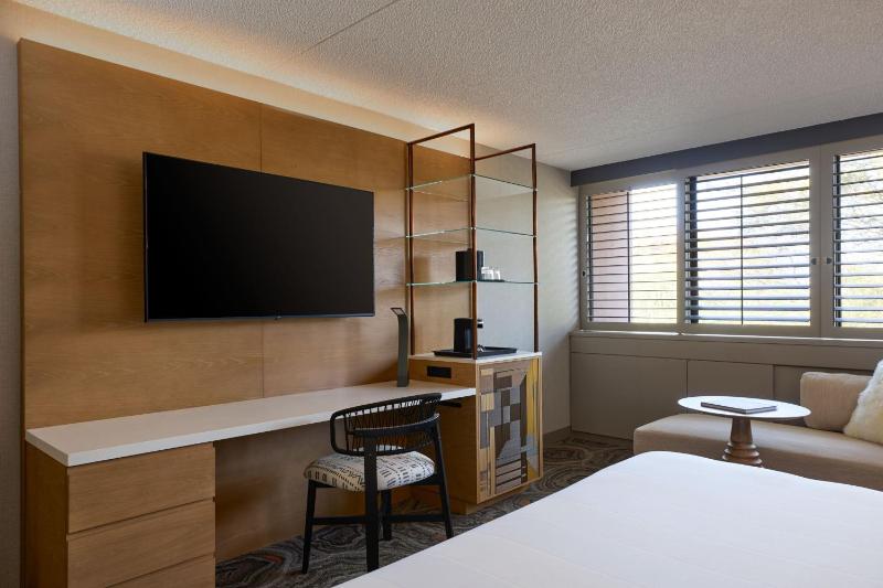 King Room with King Bed image 3