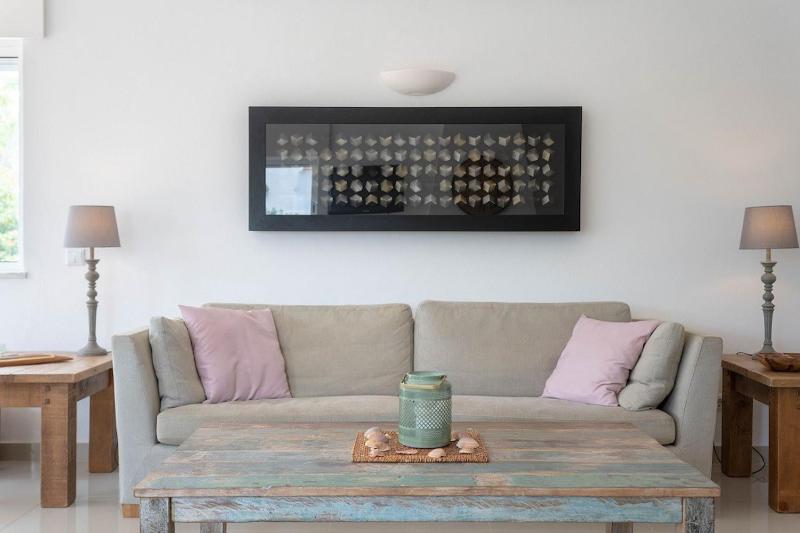 16 Centeanes - Fabulous Location Just Short Walk t - image 13
