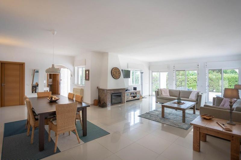 16 Centeanes - Fabulous Location Just Short Walk t - image 3