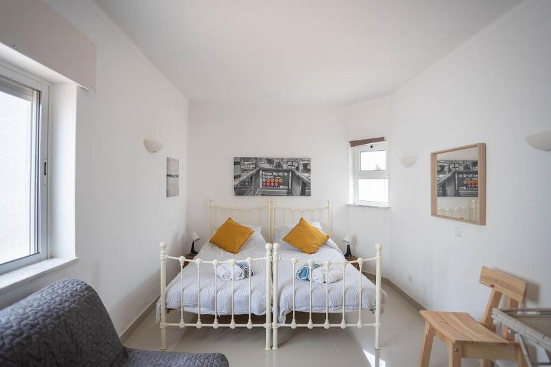16 Centeanes - Fabulous Location Just Short Walk t - image 45